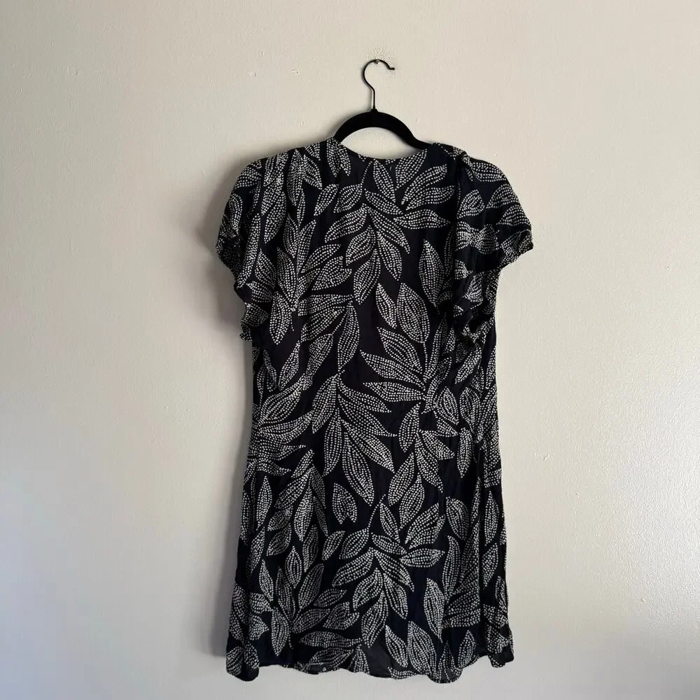 Elan Black + Cream Leaf Print Short Sleeve Tie Front Swimsuit Coverup Medium